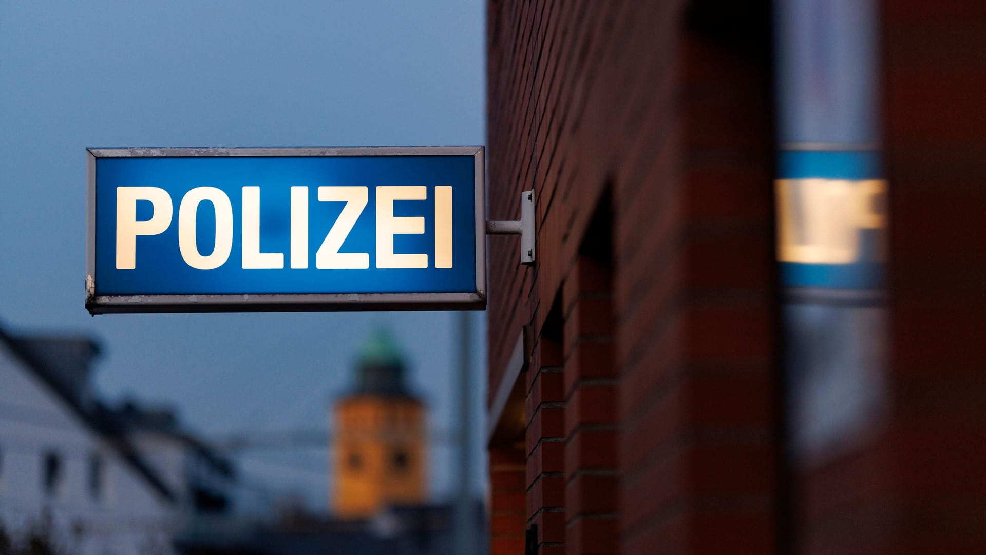 Schild an einer Polizeiwache (Symbolbild): Die Beamten konnten Entwarnung geben. Schild an einer Polizeiwache (Symbolbild): Die Beamten konnten Entwarnung geben.