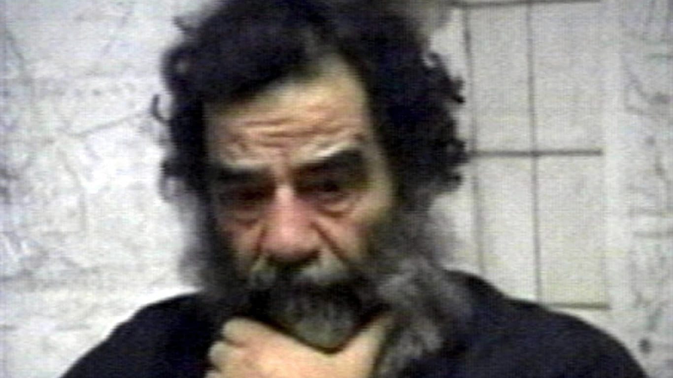 Eine Nahaufnahme von Saddam Hussein.