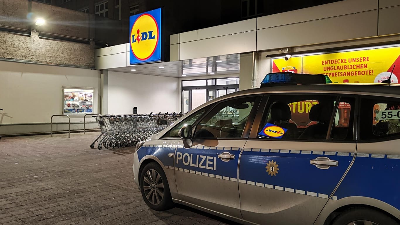 Ein Streifenwagen vor einer Lidl-Filiale in Neukölln: Offenbar wurde ein kompletter Rollwagen mit Feuerwerk gestohlen.