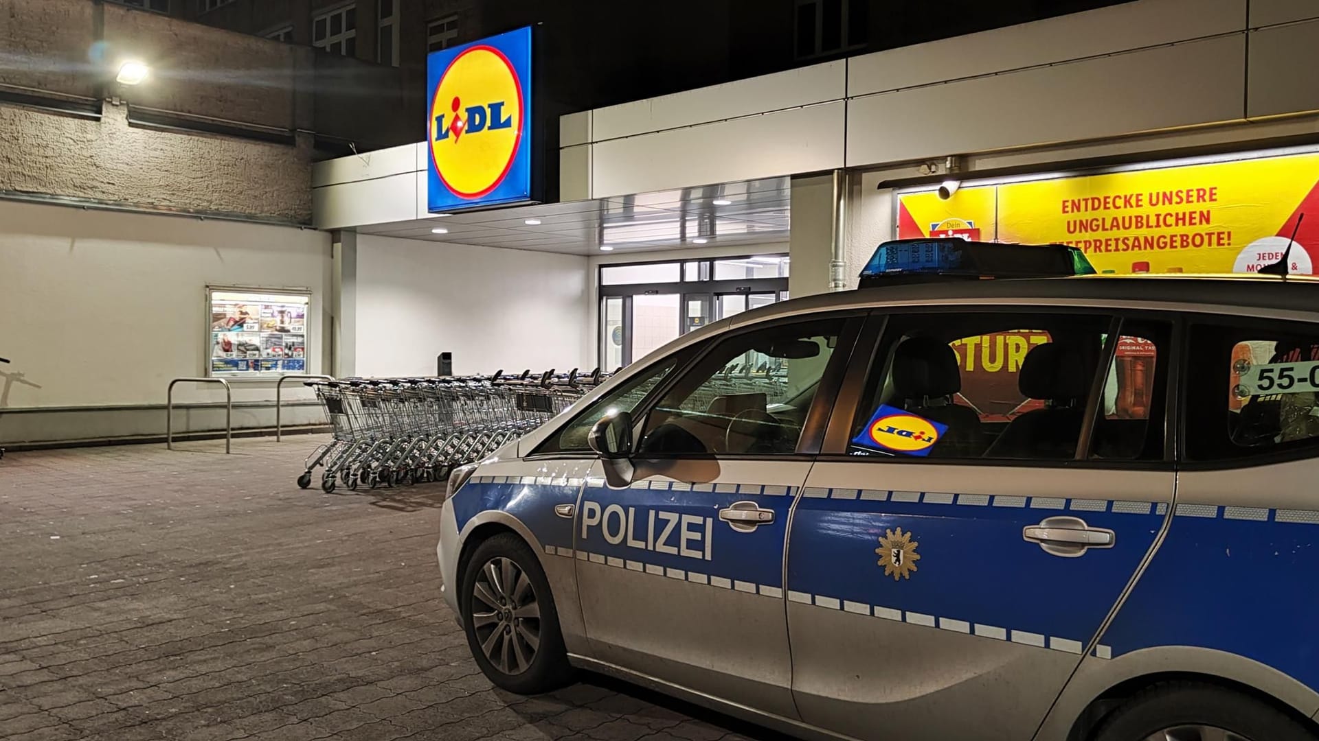 Ein Streifenwagen vor einer Lidl-Filiale in Neukölln: Offenbar wurde ein kompletter Rollwagen mit Feuerwerk gestohlen.