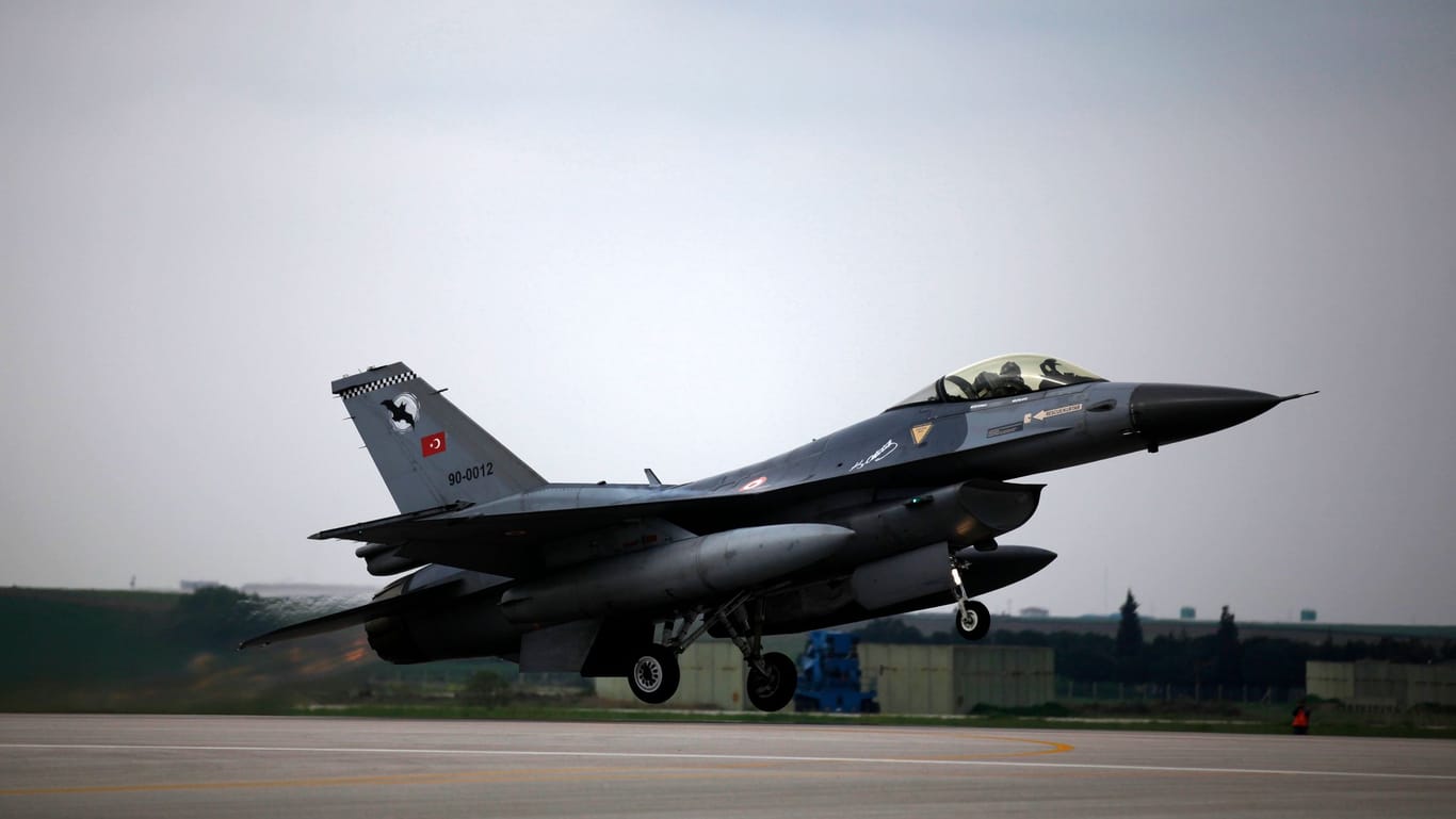 Ein F-16 Kampfjet (Symbolbild): Frankreich und die USA lehnen Lieferungen an die Ukraine nicht kategorisch ab.