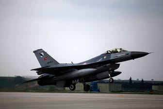 Ein F-16 Kampfjet (Symbolbild): Frankreich und die USA lehnen Lieferungen an die Ukraine nicht kategorisch ab.