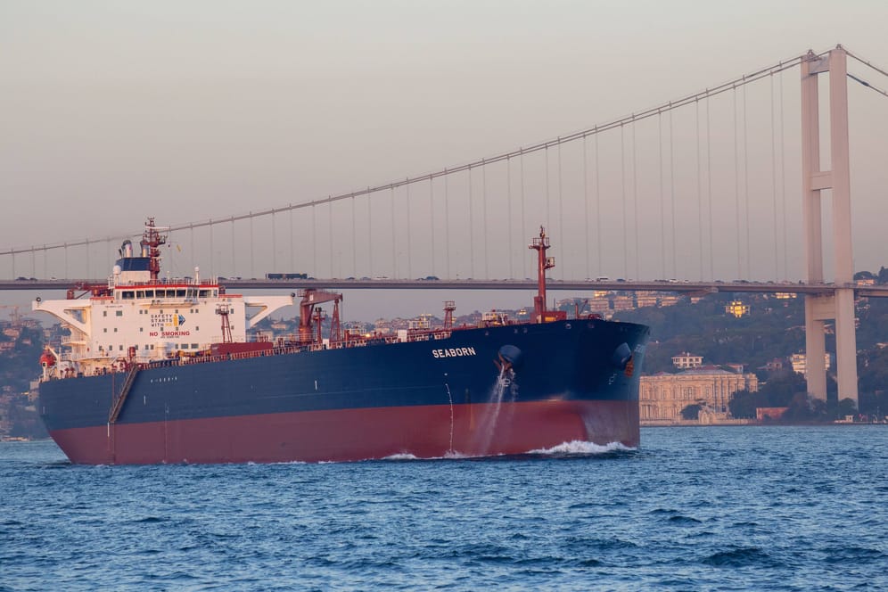 Ein Öltanker fährt durch den Bosporus (Archiv): Schiffe mit 1,8 Millionen Tonnen Öl an Bord warten an der Meerenge.