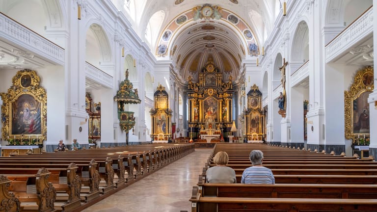 Zwei Besucherinnen sitzen in der päpstliche Basilika St. Anna im bayerischen Altötting: Gerade der katholischen Kirche droht ein neuer Negativrekord bei den Austritten.