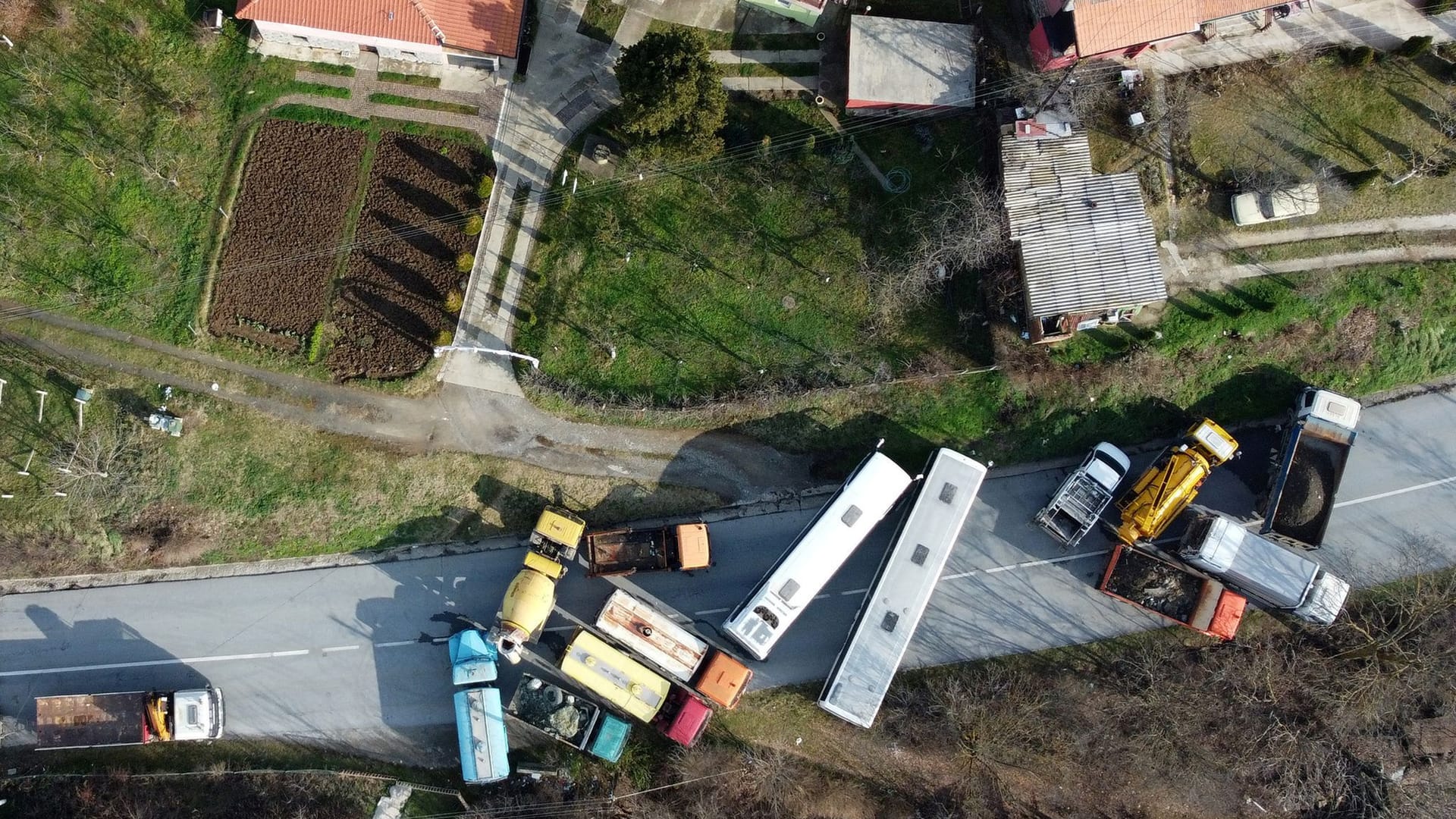 Eine Straßenblockade nahe von Mitrovica: Seit dem 10. Dezember blockieren Serben Straßen zur Grenze.