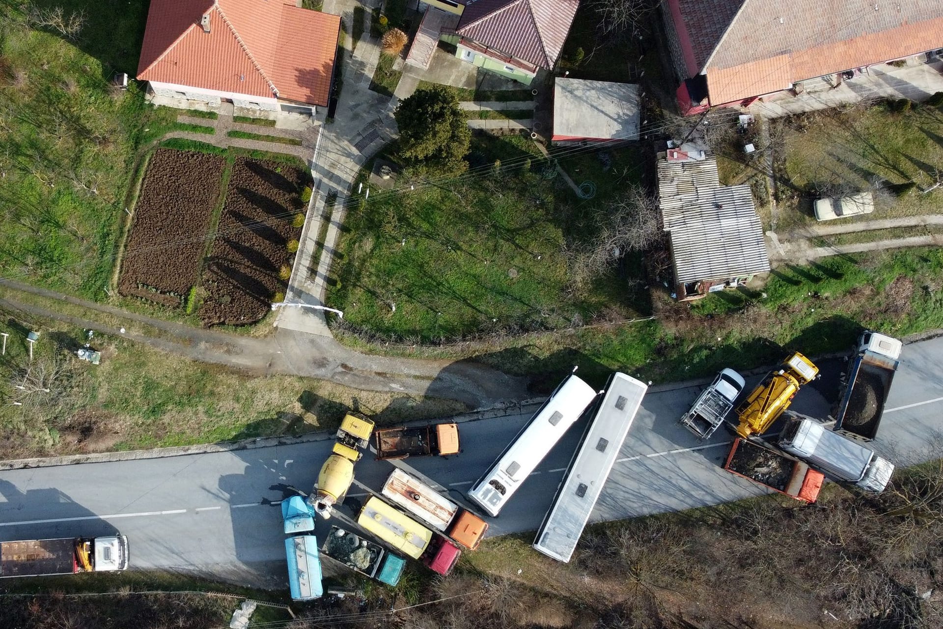 Eine Straßenblockade nahe von Mitrovica: Seit dem 10. Dezember blockieren Serben Straßen zur Grenze.