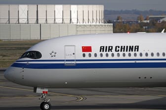 Flugzeug der Air China am FLughafen im französischen Toulouse.