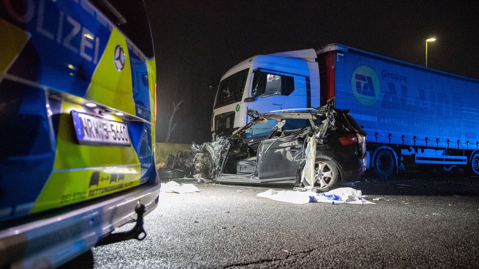 Das Autowrack steht neben dem Lkw: Zwei Insassen konnten nur noch tot geborgen werden. Das Autowrack steht neben dem Lkw: Zwei Insassen konnten nur noch tot geborgen werden.