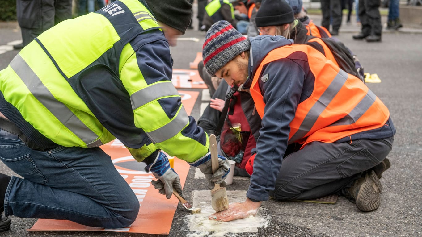 Klimablockade der "Letzten Generation" am Stachus (Archivbild): Künftig sollen Polizeieinsätze für die Klimaaktivisten richtig teuer werden.