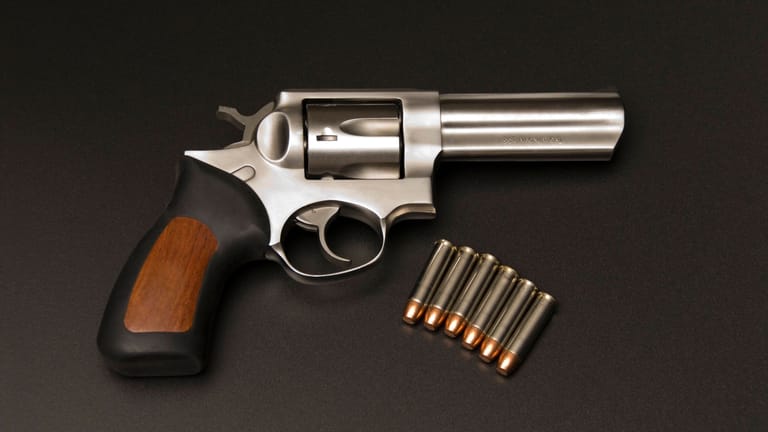 Revolver (Symbolfoto): Insgesamt drei Kugeln sollen das Opfer getroffen haben.