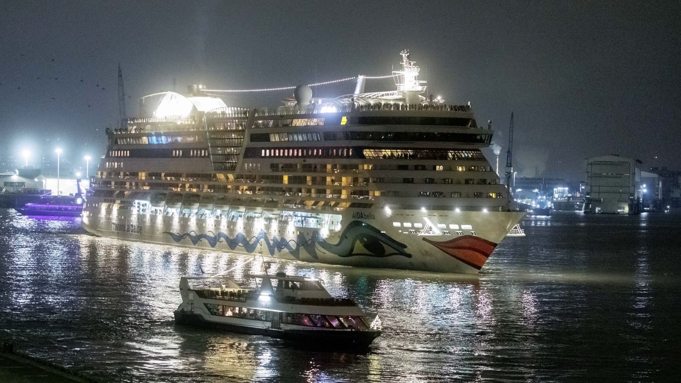 Aidabella verlässt den Hafen Hamburg