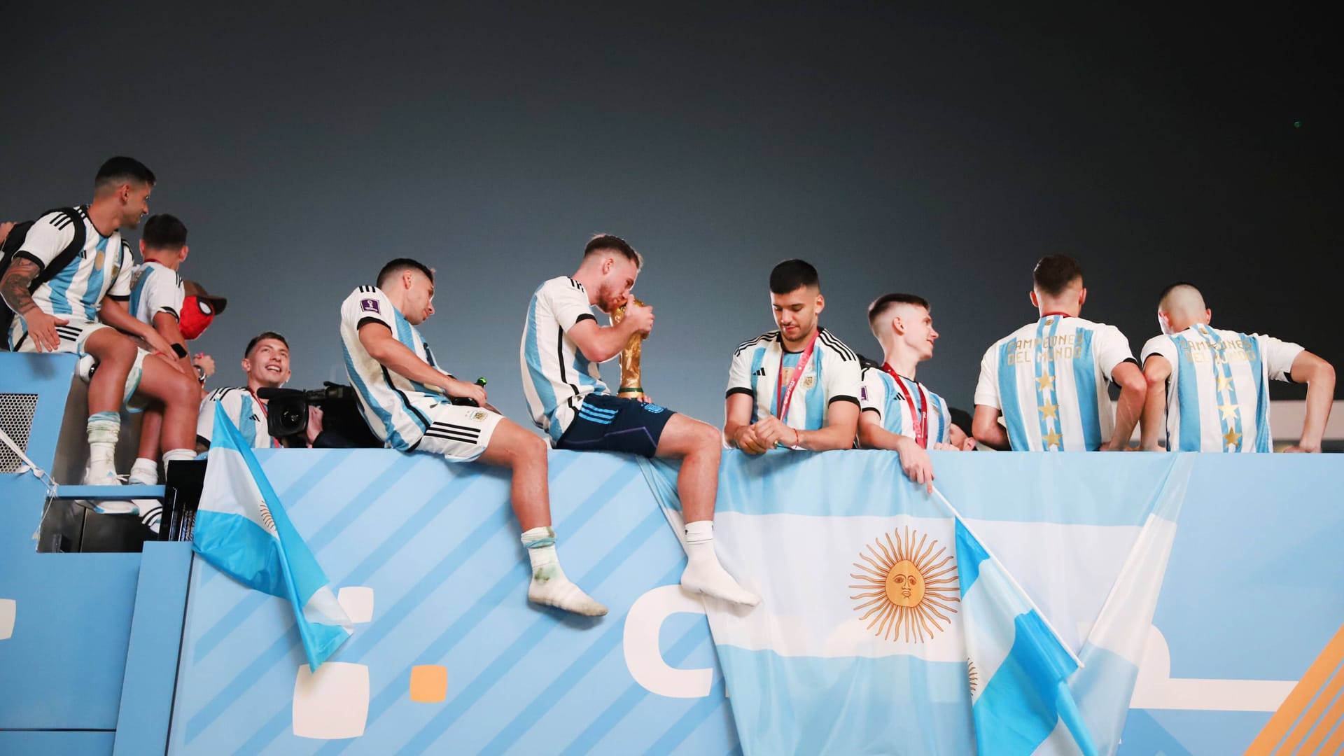 Auch im Stadion in Katar wird gefeiert: Argentinien gewann das Finale erst im Elfmeterschießen.