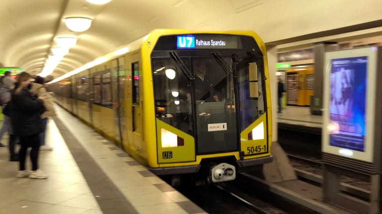U-Bahn der Linie 7 am Mehringdamm (Archivbild): Am Mittwoch waren nicht nur U-Bahnen auf dem Gleis unterwegs.