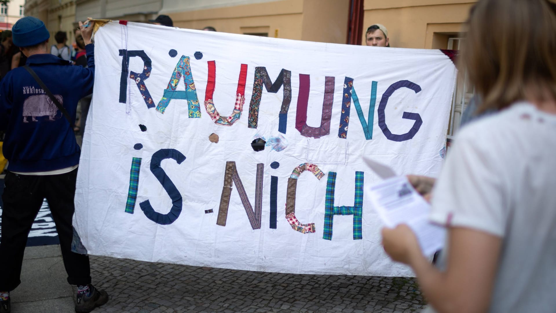 Aktivisten und Nachbarn blockieren die Zwangsräumung einer Familie (Symbolfoto): Die Ämter halten sich bei Aussagen zurück.