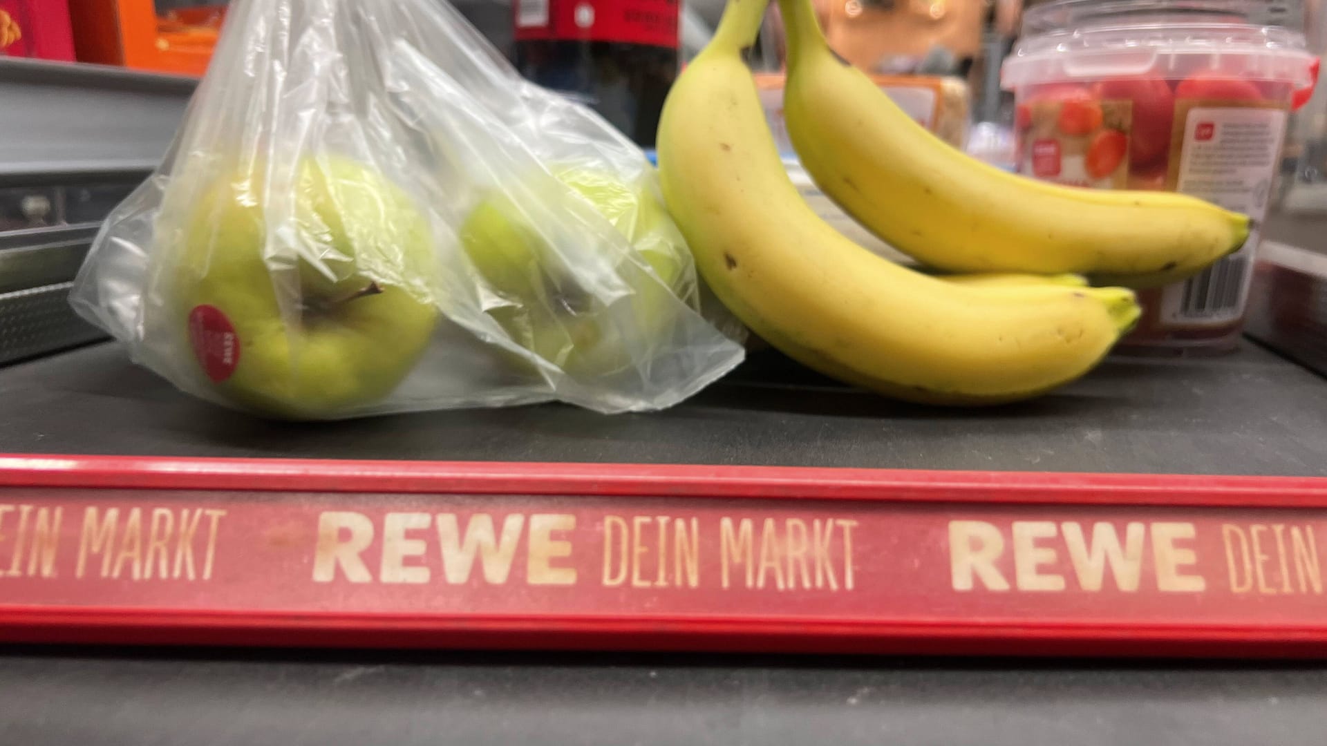 Ware auf dem Kassenband bei REWE: Zu erwarten ist, dass auch im kommenden Jahr die Preise weiter steigen.