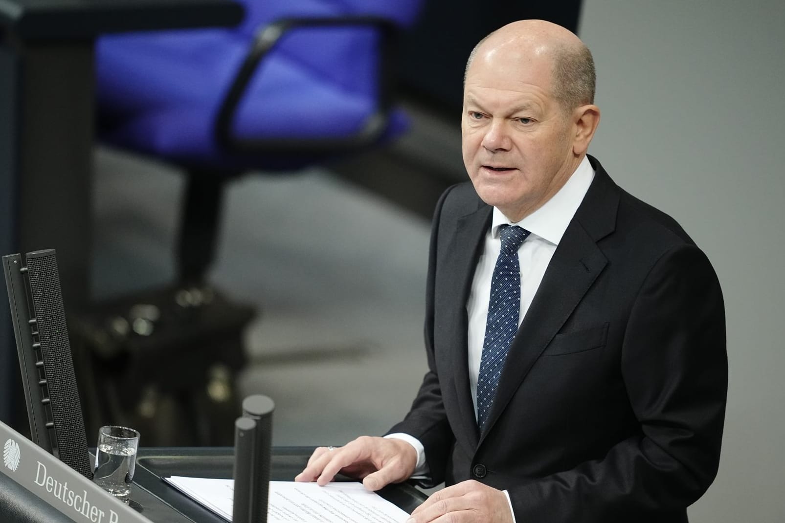 Kanzler Scholz im Bundestag: Kremlchef Putin verfolge in der Ukraine eine "Strategie der verbrannten Erde".