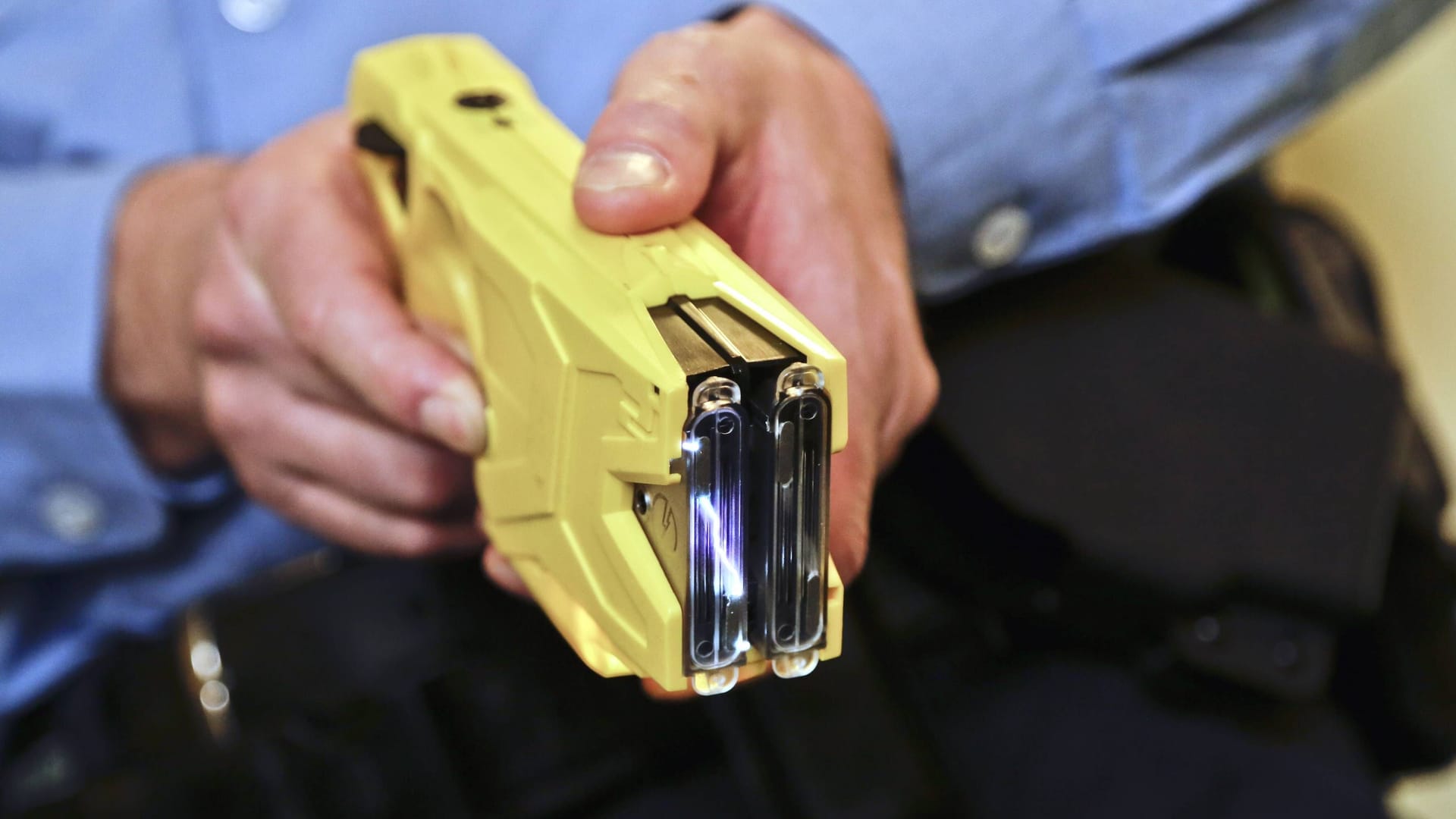 Ein Polizeibeamter mit einem Taser (Symbolbild): Diese Distanzelektroimpulsgeräte kommen immer häufiger zum Einsatz.