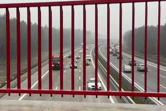 Brückengitter über eine Autobahn (Symbolbild): Die Polizei spricht von einer "erheblichen Straftat".
