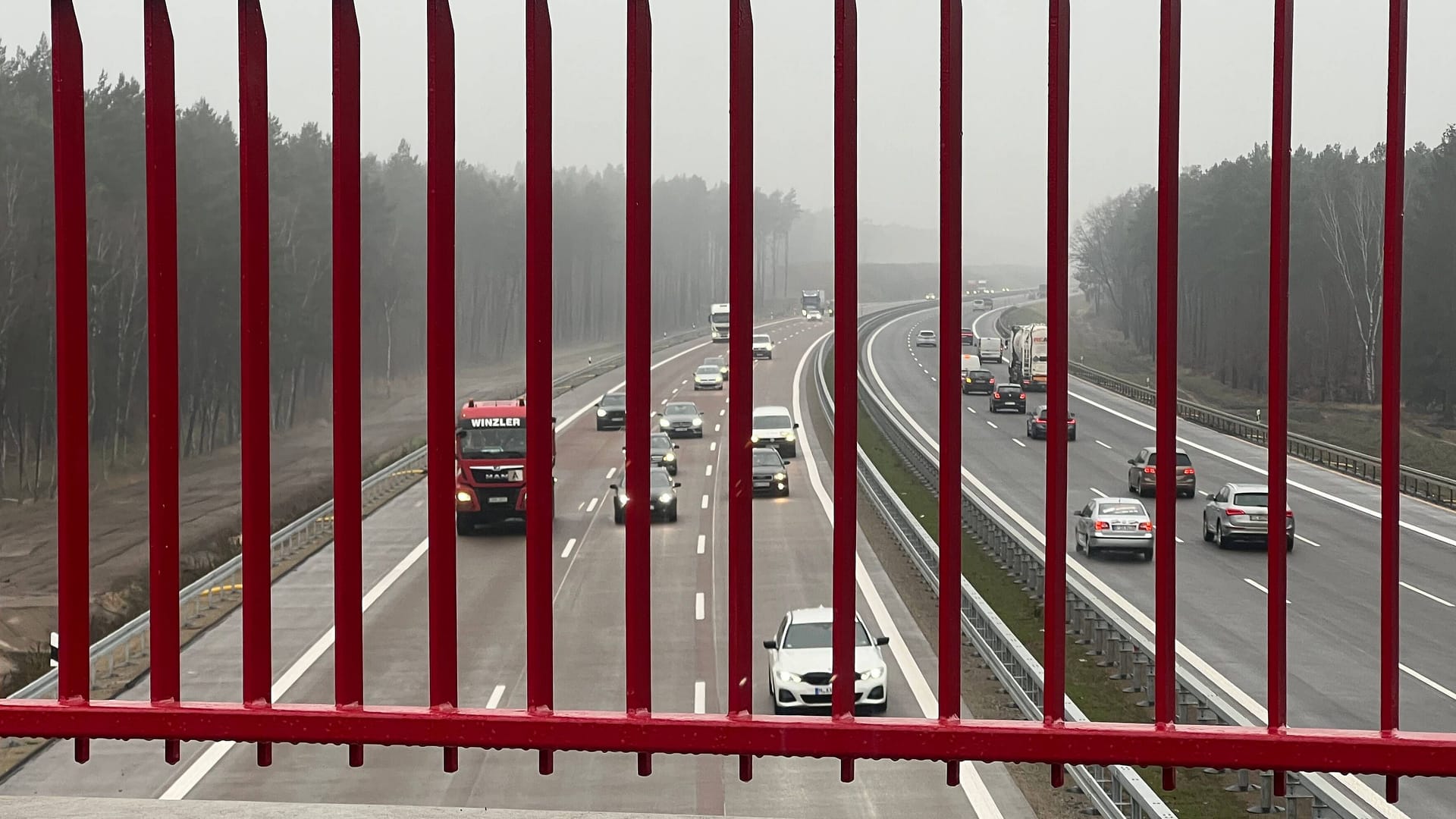 Brückengitter über eine Autobahn (Symbolbild): Die Polizei spricht von einer "erheblichen Straftat".