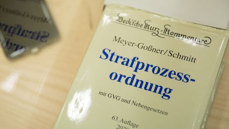 Die Strafprozessordnung liegt in einem Gerichtssaal (Symbolfoto): Neben der lebenslangen Haft stellte die Staatsanwaltschaft die besondere Schwere der Schuld fest. Die Strafprozessordnung liegt in einem Gerichtssaal (Symbolfoto): Neben der lebenslangen Haft stellte die Staatsanwaltschaft die besondere Schwere der Schuld fest.