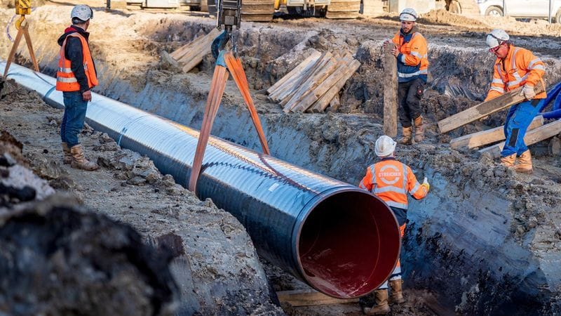 Rohre für die Wilhelmshavener Anbindungsleitung (WAL) werden verlegt (Archivbild): Ende 2022 könnte das erste Gas fließen. Rohre für die Wilhelmshavener Anbindungsleitung (WAL) werden verlegt (Archivbild): Ende 2022 könnte das erste Gas fließen.