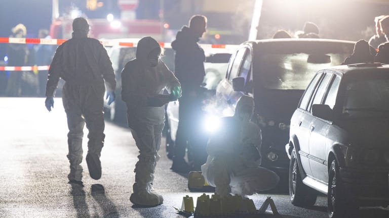 Beamte der Spurensicherung arbeiten an einem Tatort in Frankfurt: Ein Mann wurde auf offener Straße erschossen.