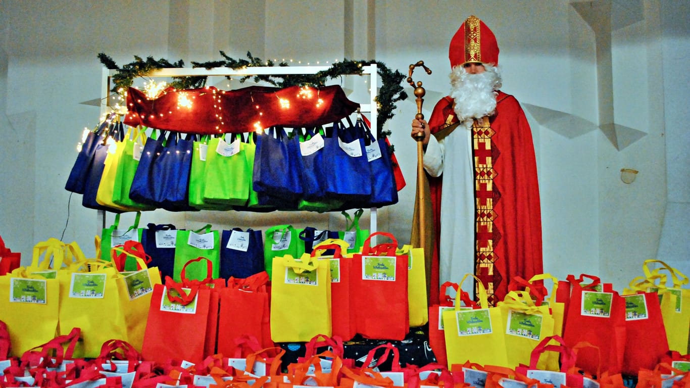 Oh du fröhliche: Der Nikolaus verteilte bei der Keks-Aktion Geschenke an Kinder aus Syrien.