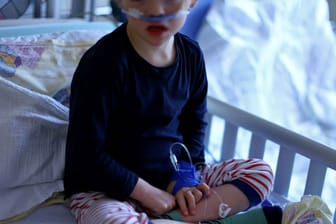 Ein Kind mit einer Atemwegsinfektion (Symbolbild): In ganz Deutschland arbeiten Kinderkliniken am Limit.