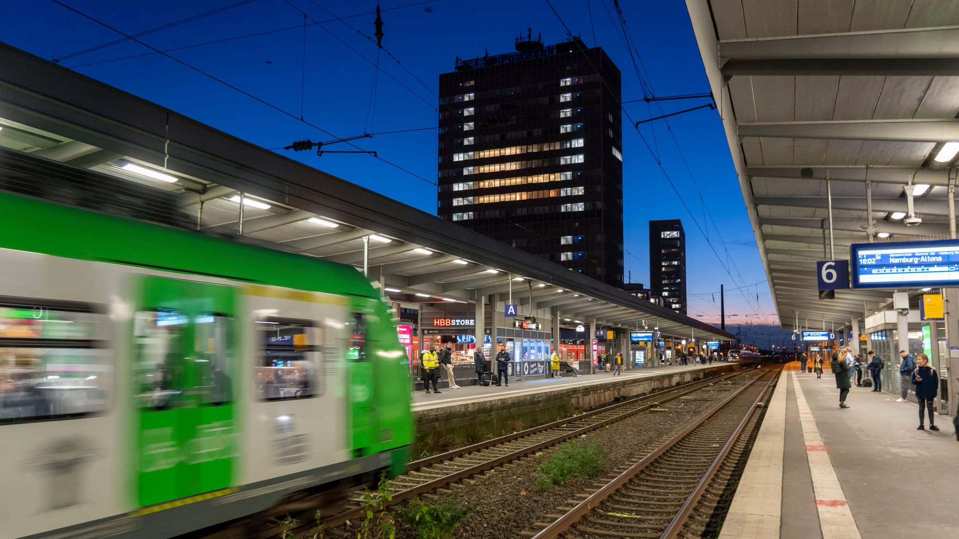 S-Bahn am Bahnsteig (Symbolbild): Zwei Männer wurden am Samstag aggressiv und schlugen auf einen Lokführer ein.