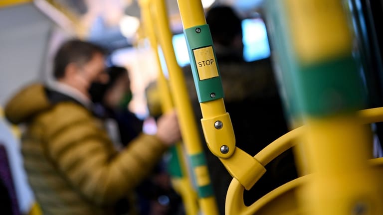 Fahrgäste in einem Bus der Berliner Verkehrsbetriebe: In Berlin muss im öffentlichen Nahverkehr weiterhin eine Maske getragen werden.