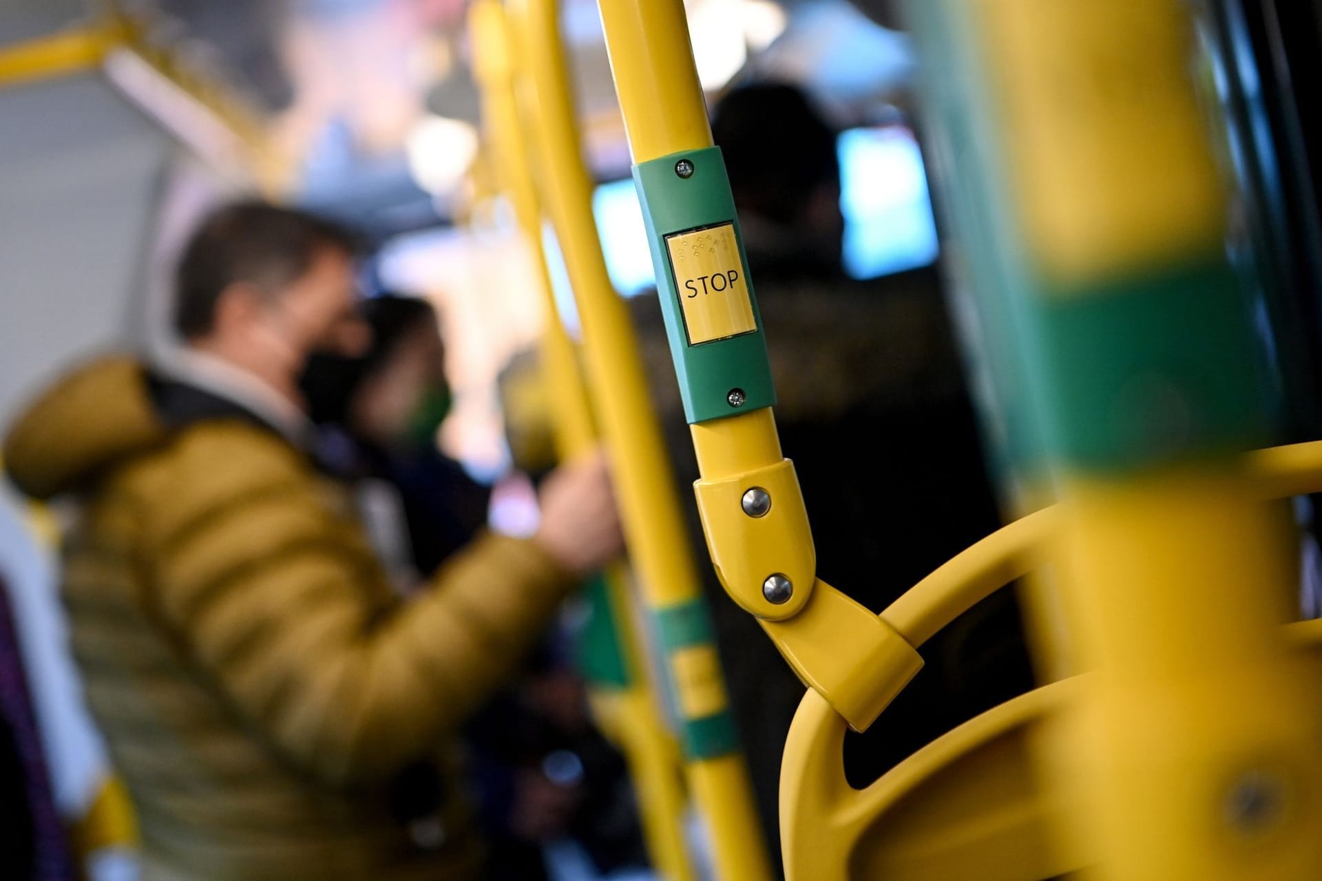 Fahrgäste in einem Bus der Berliner Verkehrsbetriebe: In Berlin muss im öffentlichen Nahverkehr weiterhin eine Maske getragen werden.