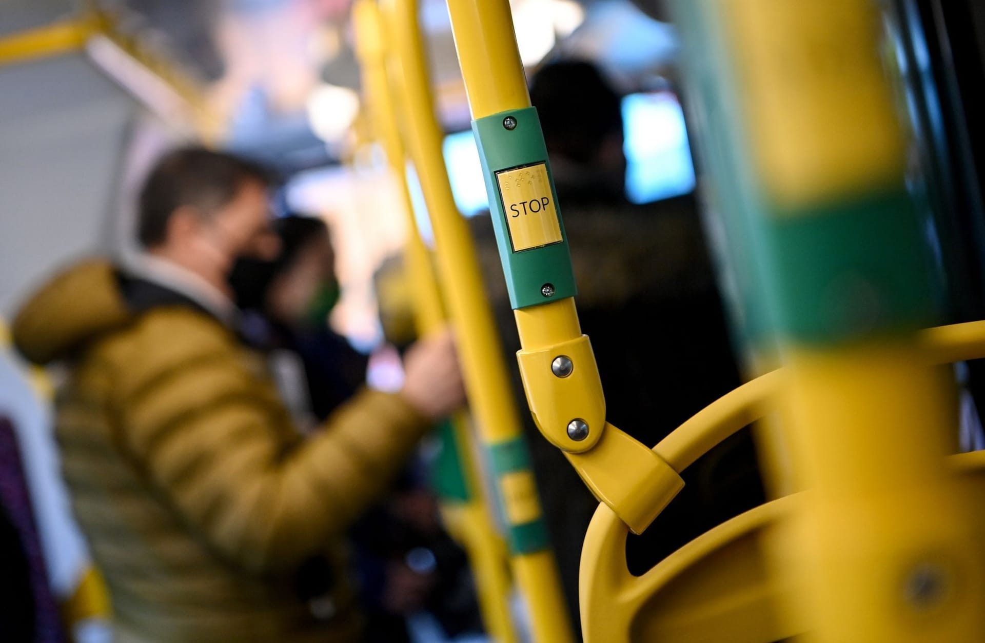 Fahrgäste in einem Bus der Berliner Verkehrsbetriebe: In Berlin muss im öffentlichen Nahverkehr weiterhin eine Maske getragen werden.