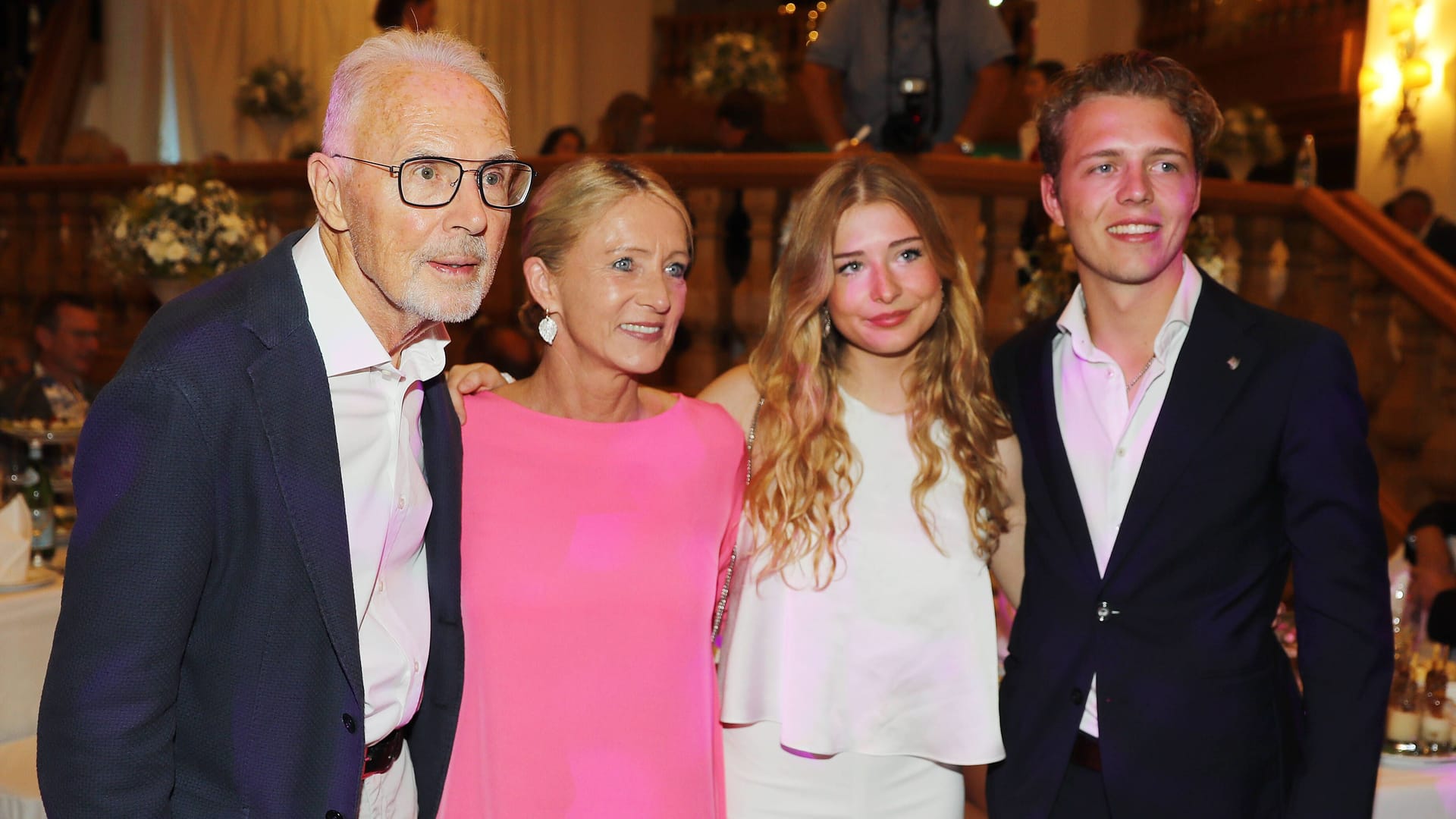 Franz Beckenbauer (l.): Der 77-Jährige bei einem seiner selten gewordenen öffentlichen Auftritte mit seinen Kindern Francesca und Joel und Ehefrau Heidi.