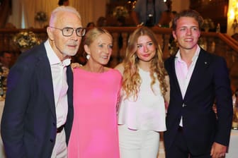 Franz Beckenbauer (l.): Der 77-Jährige bei einem seiner selten gewordenen öffentlichen Auftritte mit seinen Kindern Francesca und Joel und Ehefrau Heidi.