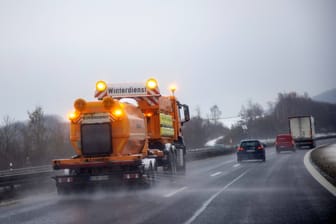 Der Winterdienst im Einsatz (Archivbild): In Norddeutschland kann es zu glatten Straßen kommen.