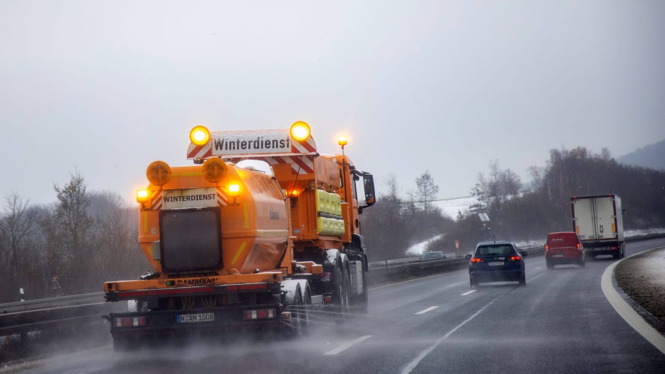 Der Winterdienst im Einsatz (Archivbild): In Norddeutschland kann es zu glatten Straßen kommen.