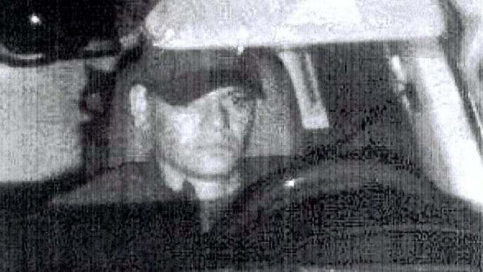 Einer der Verdächtigen im gestohlenen SUV (Archivfoto): Trotz tiefsitzender Basecap ist das Gesicht des Mannes recht gut erkennbar. Einer der Verdächtigen im gestohlenen SUV (Archivfoto): Trotz tiefsitzender Basecap ist das Gesicht des Mannes recht gut erkennbar.