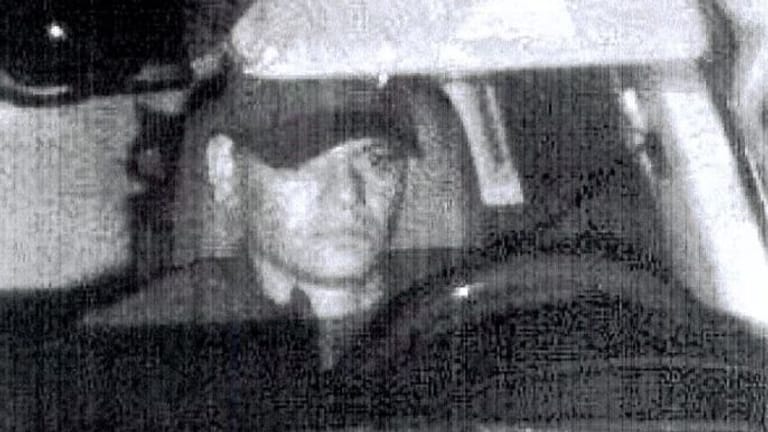 Einer der Verdächtigen im gestohlenen SUV (Archivfoto): Trotz tiefsitzender Basecap ist das Gesicht des Mannes recht gut erkennbar.