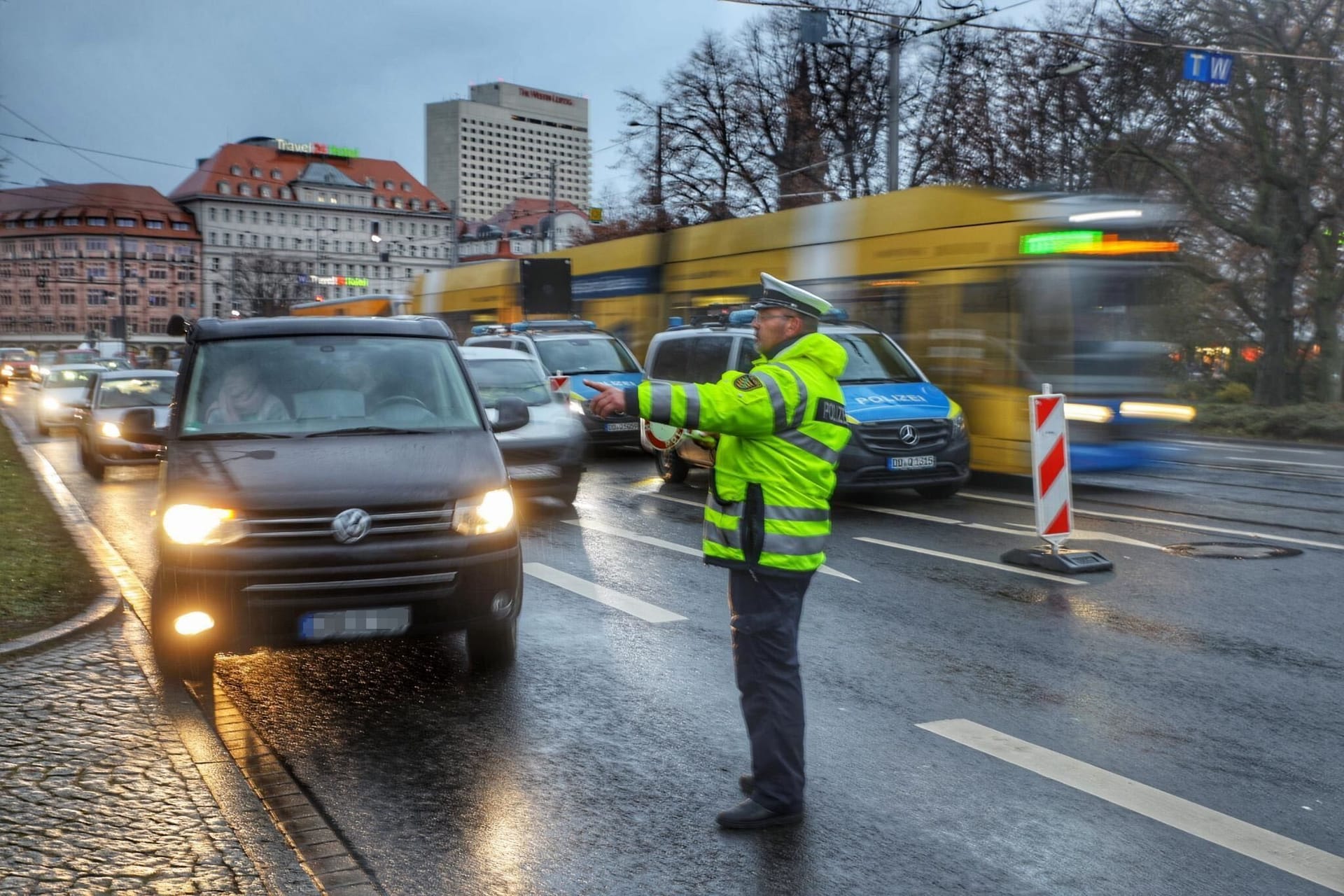 Leipzig, Innenstadtring am Donnerstagabend: Die Verkehrspolizei kontrolliert hier in unmittelbarer Nähe zum Weihnachtsmarkt.