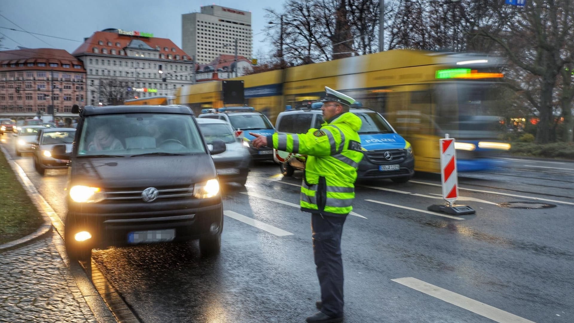 Leipzig, Innenstadtring am Donnerstagabend: Die Verkehrspolizei kontrolliert hier in unmittelbarer Nähe zum Weihnachtsmarkt.