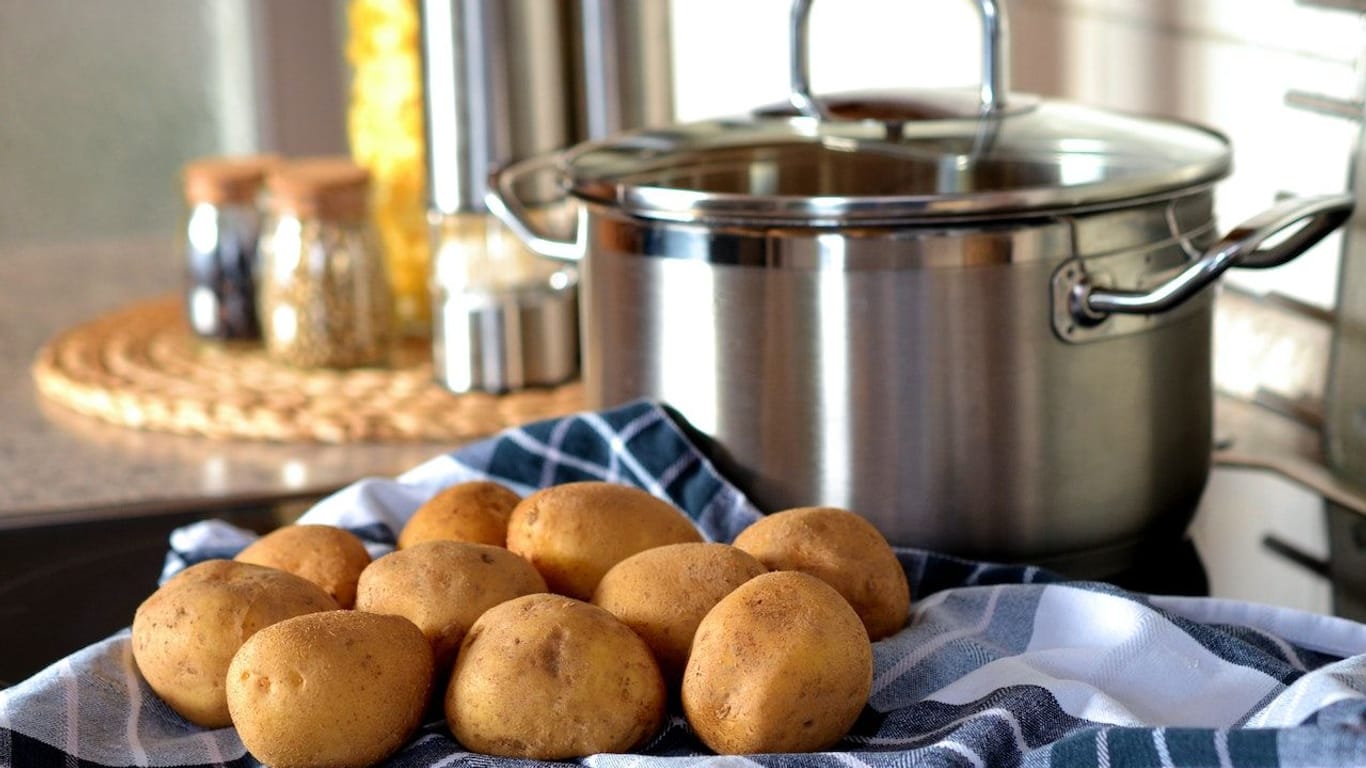 Die Kartoffel lässt sich vielseitig zubereiten – ein Klassiker ist der Kartoffelsalat.