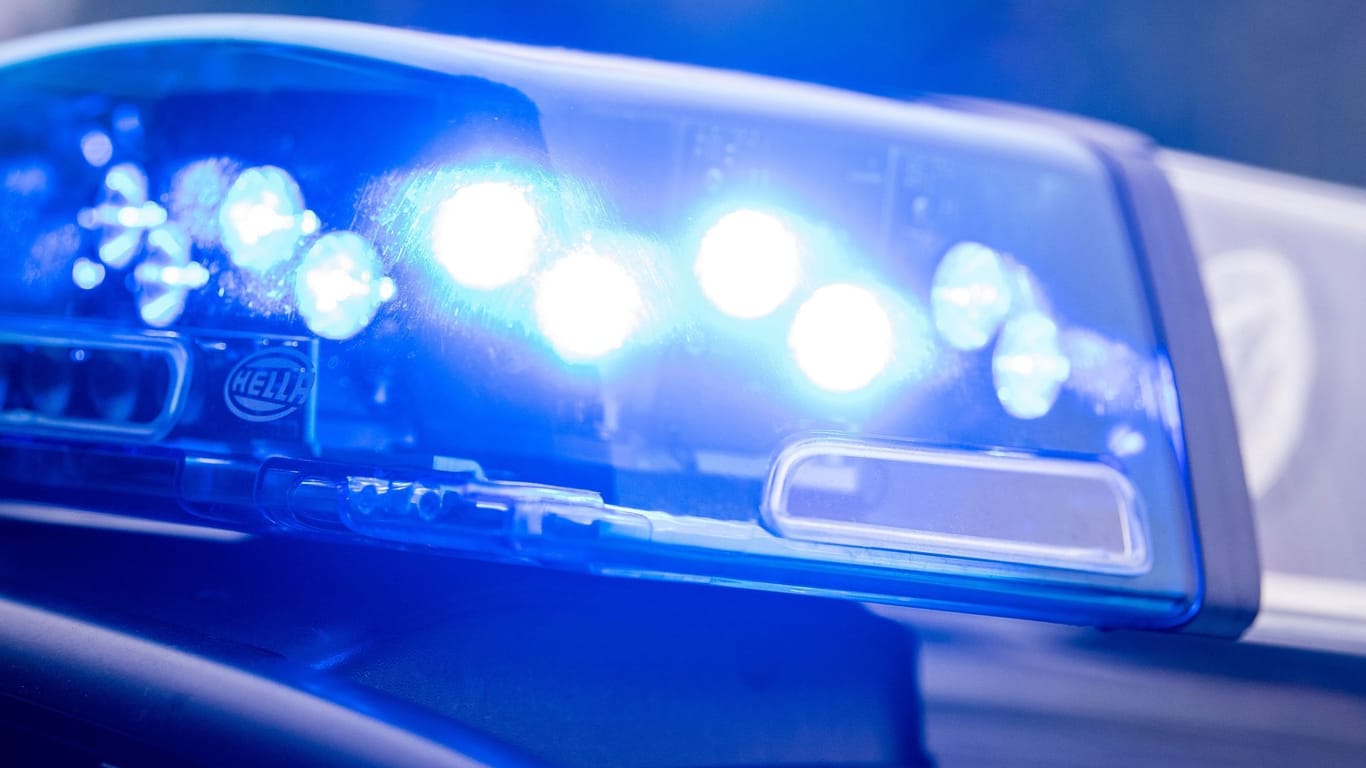Ein Blaulicht leuchtet an einer Polizeistreife (Symbolfoto): In Nützen bei Kaltenkirchen ist ein 47-Jähriger bei einem Betriebsunfall ums Leben gekommen.