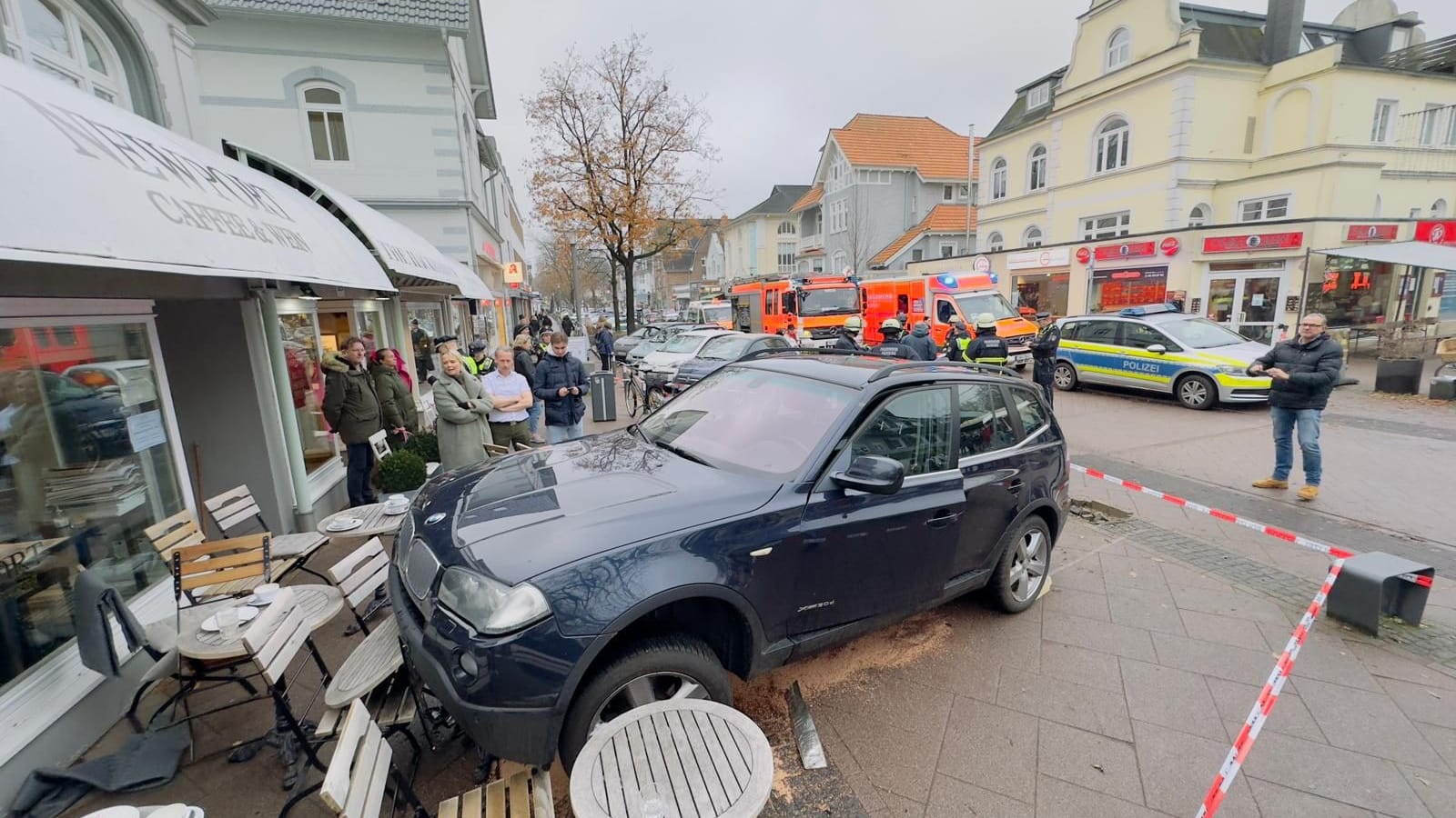 Ein schwarzer SUV ist am Mittwochmittag in das Café "Newport" auf der Waitzstraße in Hamburg gekracht. Ein schwarzer SUV ist am Mittwochmittag in das Café "Newport" auf der Waitzstraße in Hamburg gekracht.
