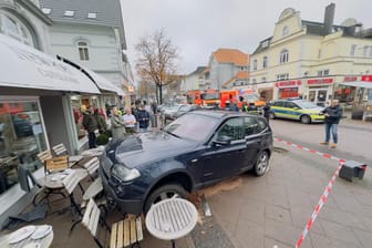 Ein schwarzer SUV ist am Mittwochmittag in das Café "Newport" auf der Waitzstraße in Hamburg gekracht.