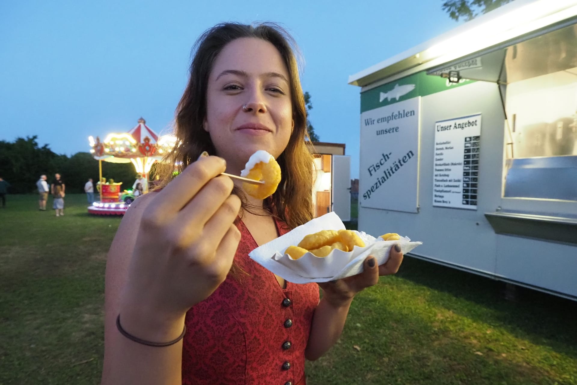 Stärkung am Imbiss (Symbolbild): Die Deutschen haben ungebrochen Lust auf Fast Food.