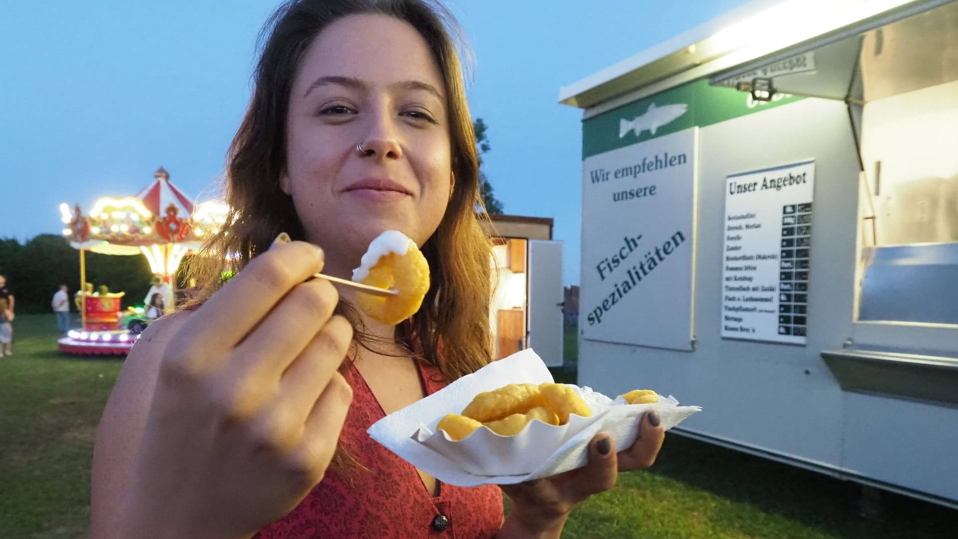 Stärkung am Imbiss (Symbolbild): Die Deutschen haben ungebrochen Lust auf Fast Food.