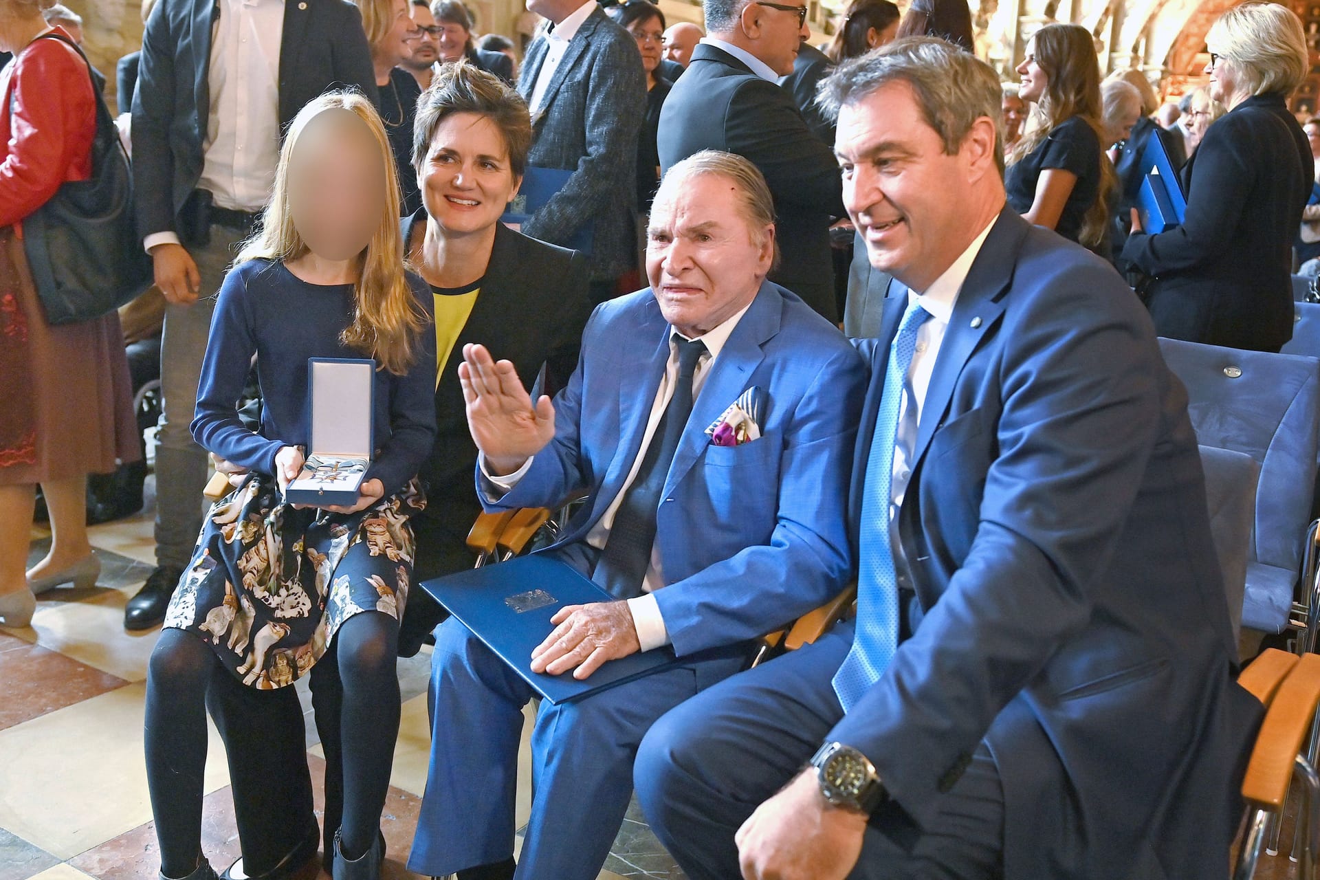 Fritz Wepper mit seiner Ehefrau Susanne Kellermann, Tochter Filippa und Ministerpräsident Markus Söder