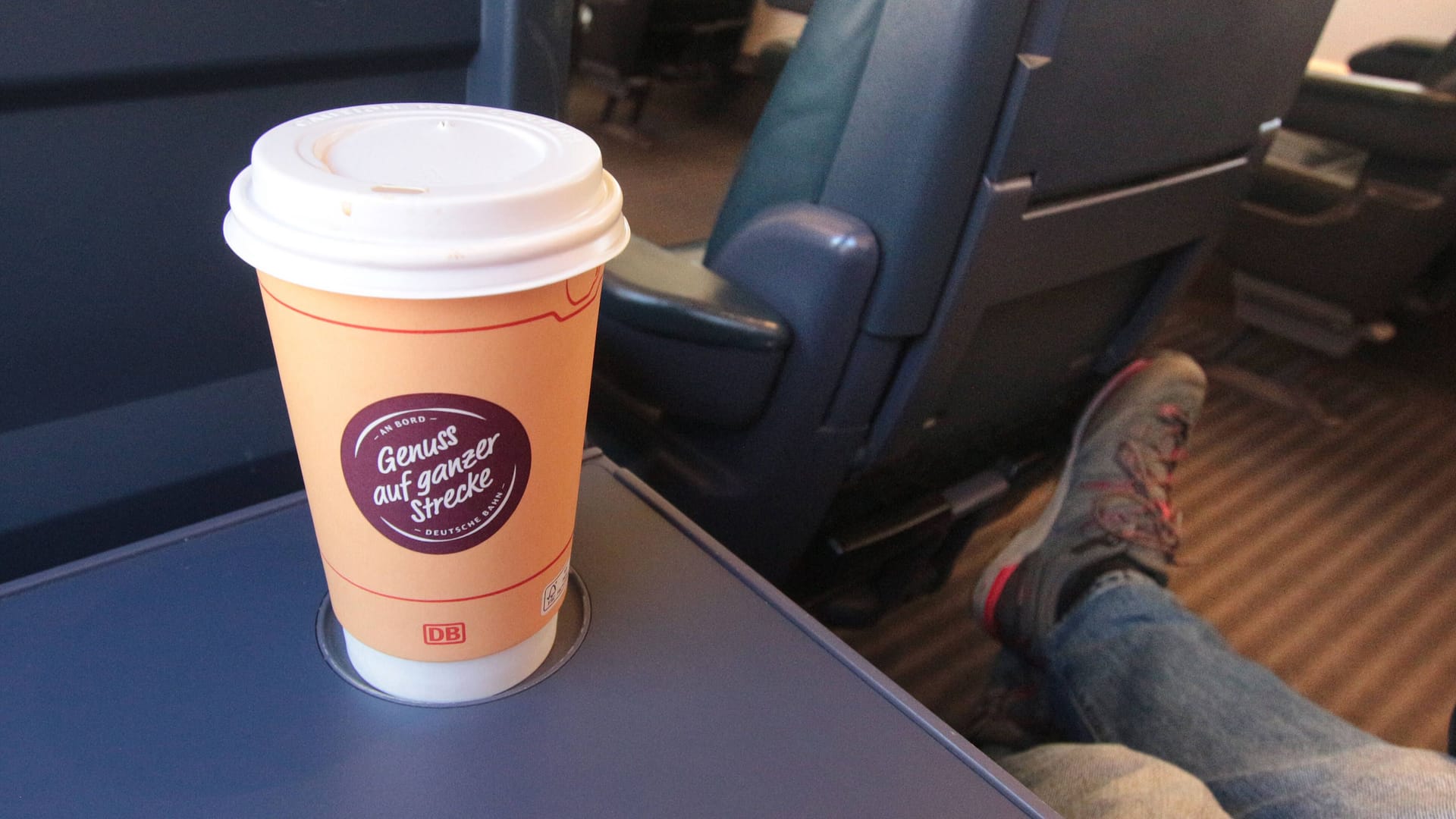 Einwegbecher von der Bahn: Bislang konnten Zweite-Klasse-Passagiere keine Porzellantassen mit zum Platz nehmen. Einwegbecher von der Bahn: Bislang konnten Zweite-Klasse-Passagiere keine Porzellantassen mit zum Platz nehmen.
