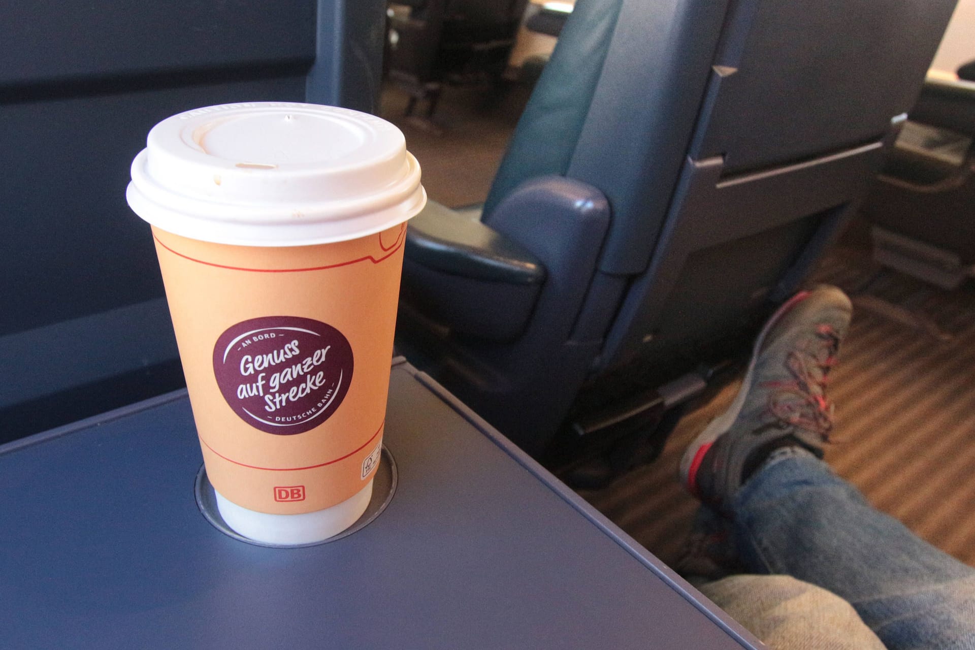 Einwegbecher von der Bahn: Bislang konnten Zweite-Klasse-Passagiere keine Porzellantassen mit zum Platz nehmen. Einwegbecher von der Bahn: Bislang konnten Zweite-Klasse-Passagiere keine Porzellantassen mit zum Platz nehmen.