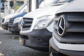 Fertige Transporter der Marke Mercedes-Benz warten auf einem Firmengelände auf die Auslieferung. Bald auch aus Polen.
